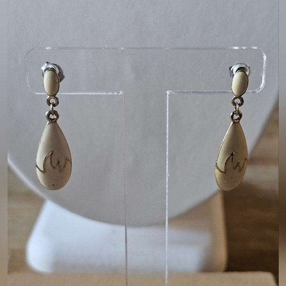 Vintage W&H cream enamel earrings pierced post dangle gold tone - Picture 2 of 4